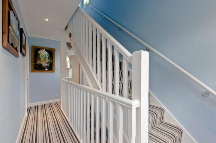 Stayinwoking At 30 Woodlands Horsell Exterior foto