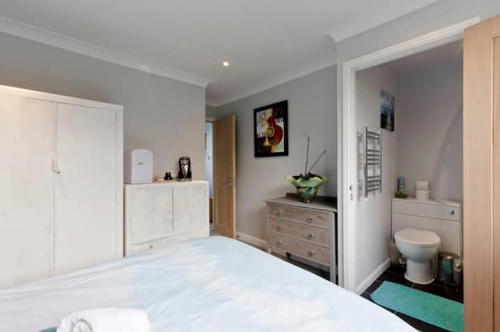 Stayinwoking At 30 Woodlands Horsell Exterior foto