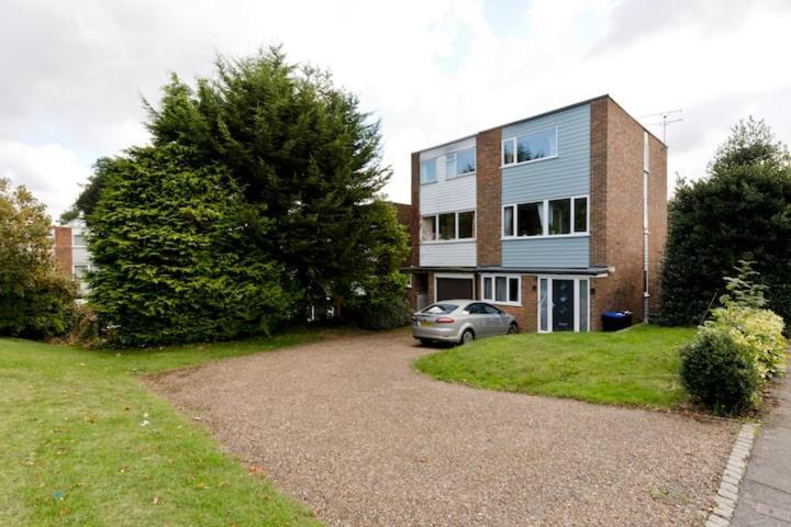 Stayinwoking At 30 Woodlands Horsell Exterior foto