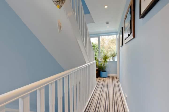 Stayinwoking At 30 Woodlands Horsell Exterior foto